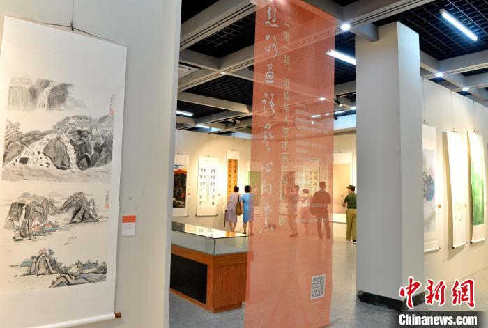 图为“一带一路”沿线华人艺术家书画邀请展在福州开幕。　张斌 摄